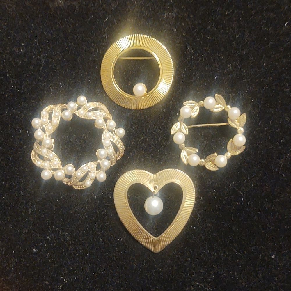 4 Vintage gold tone Brooches Faux Gold, Pearl.